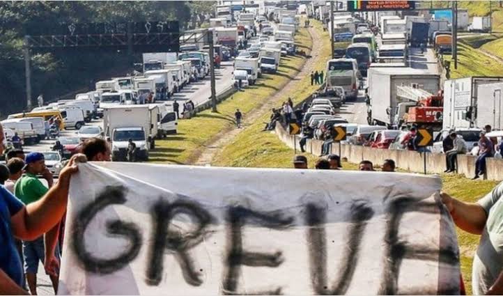 Alta do diesel surpreende motoristas e greve dos caminhoneiros ganha força