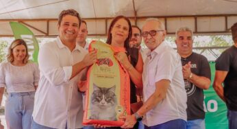 Responsabilidade social<br>Cícero Lucena entrega ração para 130 protetores de animais através do programa Banco de Ração