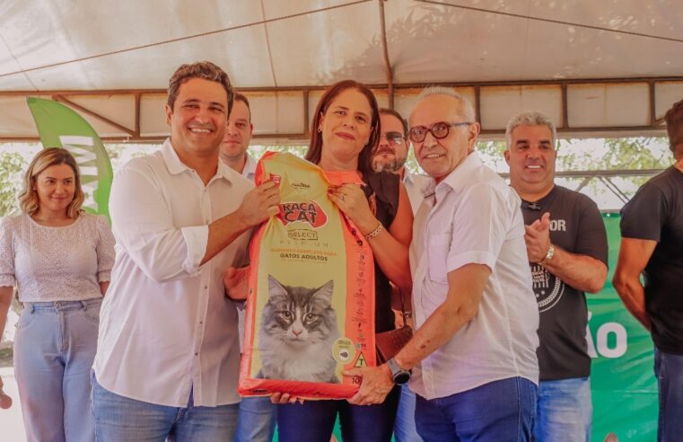 Responsabilidade socialCícero Lucena entrega ração para 130 protetores de animais através do programa Banco de Ração