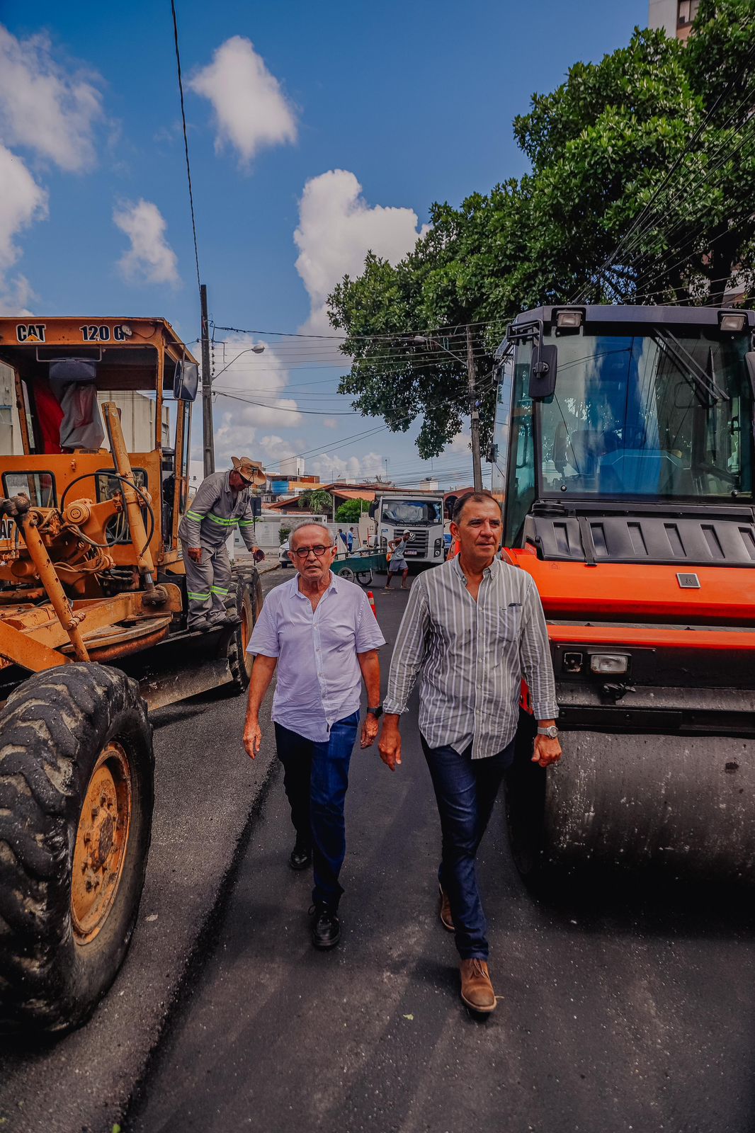 Cícero Lucena inspeciona obras de drenagem profunda, pavimentação e asfalto, e projeta conclusão para maio