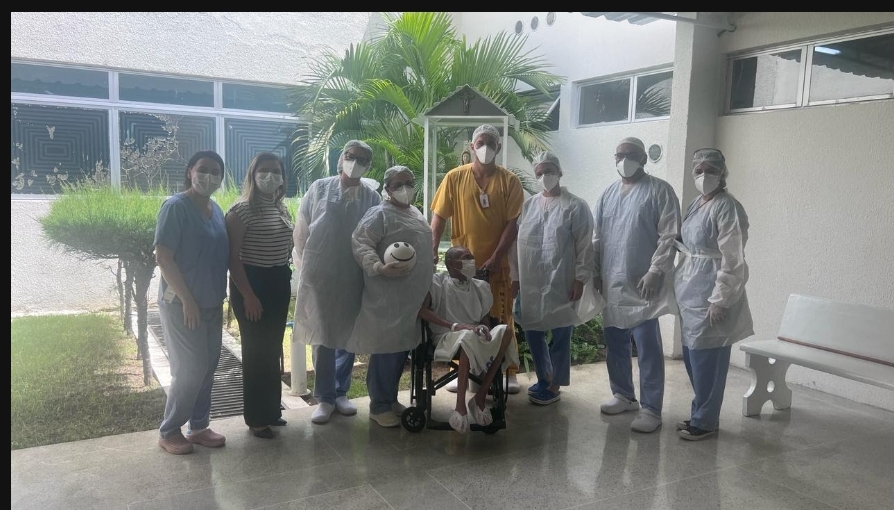 Hospital Clementino Fraga leva pacientes de UTI para passeio na unidade