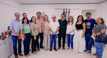 Acima do piso nacional<br>Prefeito anuncia reajuste de 7,5% para professores, consolidando salário do magistério de João Pessoa como maior entre capitais nordestinas
