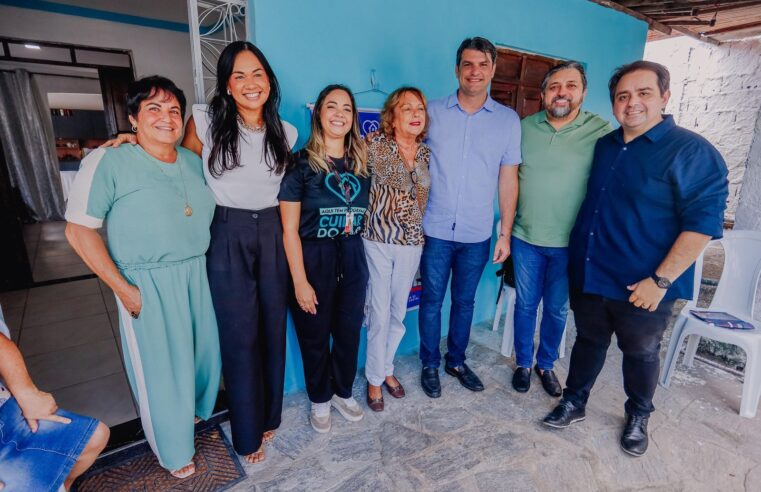 Referência para o BrasilLeo Bezerra visita mais uma família beneficiada e destaca pioneirismo do programa ‘Cuidar do Lar’